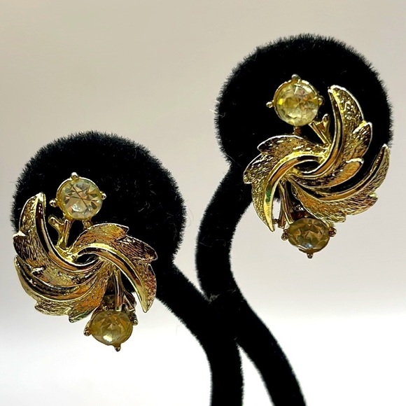 Vintage Coro clip on earrings, clear glass stones, gold tone Leaf style Earrings - Picture 4 of 9